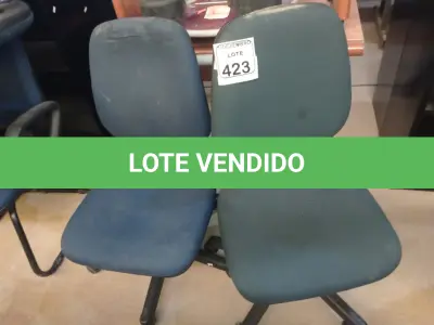 LOTE 423 - 02 CADEIRAS GIRATÓRIAS EM TECIDO NA COR AZUL. (NO ESTADO) ATENÇÃO! FAZER A VISITAÇÃO ANTES DE ARREMATAR, NÃO SABEMOS SE FUNCIONA. LEILÃO NÃO TEM GARANTIA E NEM DEVOLUÇÃO, SUJEITO A POSSÍVEIS AVARIAS VISÍVEIS/OCULTAS E/OU AUSÊNCIA DE COMPONENTES.