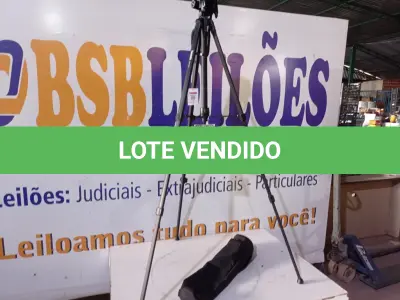 LOTE 442 - 01 TRIPÉ P/CÂMERA MARCA TOMATE(NOVO). (NO ESTADO) ATENÇÃO! FAZER A VISITAÇÃO ANTES DE ARREMATAR, NÃO SABEMOS SE FUNCIONA. LEILÃO NÃO TEM GARANTIA E NEM DEVOLUÇÃO, SUJEITO A POSSÍVEIS AVARIAS VISÍVEIS/OCULTAS E/OU AUSÊNCIA DE COMPONENTES.