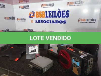 LOTE 308 - 02 APARELHOS DE SOM AUTOMOTIVOS MARCAS E MODELOS DIVERSOS SENDO UM TOCA-FITAS, 01 CAIXA DE SOM E MATERIAIS DIVERSOS. (NO ESTADO) ATENÇÃO! FAZER A VISITAÇÃO ANTES DE ARREMATAR, NÃO SABEMOS SE FUNCIONA. LEILÃO NÃO TEM GARANTIA E NEM DEVOLUÇÃO, SUJEITO A POSSÍVEIS AVARIAS VISÍVEIS/OCULTAS E/OU AUSÊNCIA DE COMPONENTES.