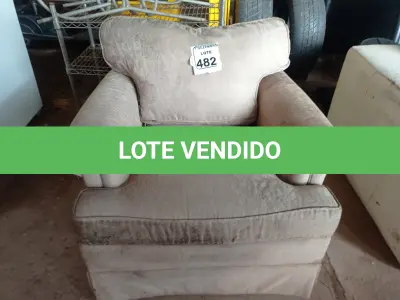 LOTE 482 - 01 POLTRONA EM TECIDO NA COR BEGE. (NO ESTADO) ATENÇÃO! FAZER A VISITAÇÃO ANTES DE ARREMATAR, NÃO SABEMOS SE FUNCIONA. LEILÃO NÃO TEM GARANTIA E NEM DEVOLUÇÃO, SUJEITO A POSSÍVEIS AVARIAS VISÍVEIS/OCULTAS E/OU AUSÊNCIA DE COMPONENTES.