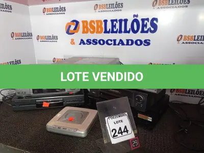 LOTE 244 - 01 LOTE C/VÁRIOS APARELHOS VHS E APARELHOS DVD’S MARCAS E MODELOS DIVERSOS. (NO ESTADO) ATENÇÃO! FAZER A VISITAÇÃO ANTES DE ARREMATAR, NÃO SABEMOS SE FUNCIONA. LEILÃO NÃO TEM GARANTIA E NEM DEVOLUÇÃO, SUJEITO A POSSÍVEIS AVARIAS VISÍVEIS/OCULTAS E/OU AUSÊNCIA DE COMPONENTES.