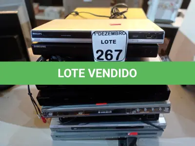 LOTE 267 - 01 LOTE C/VÁRIOS APARELHOS DVD’S E VHS. (NO ESTADO) ATENÇÃO! FAZER A VISITAÇÃO ANTES DE ARREMATAR, NÃO SABEMOS SE FUNCIONA. LEILÃO NÃO TEM GARANTIA E NEM DEVOLUÇÃO, SUJEITO A POSSÍVEIS AVARIAS VISÍVEIS/OCULTAS E/OU AUSÊNCIA DE COMPONENTES.