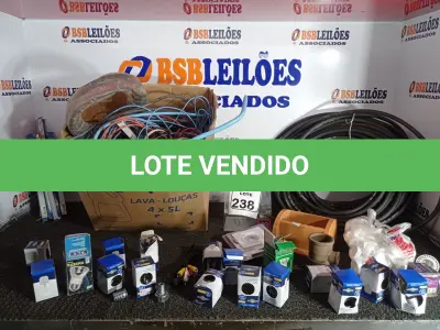 LOTE 238 - 01 LOTE C/VÁRIAS LÂMPADAS, FIOS E MANGUEIRAS DE COMPRESSÃO. (NO ESTADO) ATENÇÃO! FAZER A VISITAÇÃO ANTES DE ARREMATAR, NÃO SABEMOS SE FUNCIONA. LEILÃO NÃO TEM GARANTIA E NEM DEVOLUÇÃO, SUJEITO A POSSÍVEIS AVARIAS VISÍVEIS/OCULTAS E/OU AUSÊNCIA DE COMPONENTES.