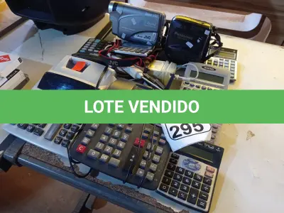 LOTE 295 - 02 CÂMERAS FOTOGRÁFICAS ANTIGAS MARCAS PANASONIC E JVC, VÁRIAS CALCULADORAS MARCAS E MODELOS DIVERSOS E 01 TERMÔMETRO ANTIGO. (NO ESTADO) ATENÇÃO! FAZER A VISITAÇÃO ANTES DE ARREMATAR, NÃO SABEMOS SE FUNCIONA. LEILÃO NÃO TEM GARANTIA E NEM DEVOLUÇÃO, SUJEITO A POSSÍVEIS AVARIAS VISÍVEIS/OCULTAS E/OU AUSÊNCIA DE COMPONENTES.