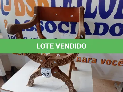 LOTE 287 - 01 CADEIRA EM MADEIRA ANTIGA. (NO ESTADO) ATENÇÃO! FAZER A VISITAÇÃO ANTES DE ARREMATAR, NÃO SABEMOS SE FUNCIONA. LEILÃO NÃO TEM GARANTIA E NEM DEVOLUÇÃO, SUJEITO A POSSÍVEIS AVARIAS VISÍVEIS/OCULTAS E/OU AUSÊNCIA DE COMPONENTES.