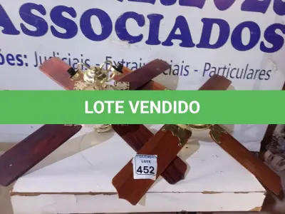 LOTE 452 - 02 VENTILADORES DE TETO. (NO ESTADO) ATENÇÃO! FAZER A VISITAÇÃO ANTES DE ARREMATAR, NÃO SABEMOS SE FUNCIONA. LEILÃO NÃO TEM GARANTIA E NEM DEVOLUÇÃO, SUJEITO A POSSÍVEIS AVARIAS VISÍVEIS/OCULTAS E/OU AUSÊNCIA DE COMPONENTES.