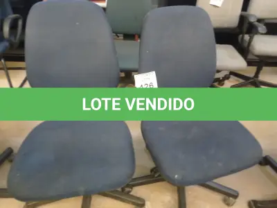 LOTE 426 - 02 CADEIRAS GIRATÓRIAS EM TECIDO NA COR AZUL. (NO ESTADO) ATENÇÃO! FAZER A VISITAÇÃO ANTES DE ARREMATAR, NÃO SABEMOS SE FUNCIONA. LEILÃO NÃO TEM GARANTIA E NEM DEVOLUÇÃO, SUJEITO A POSSÍVEIS AVARIAS VISÍVEIS/OCULTAS E/OU AUSÊNCIA DE COMPONENTES.
