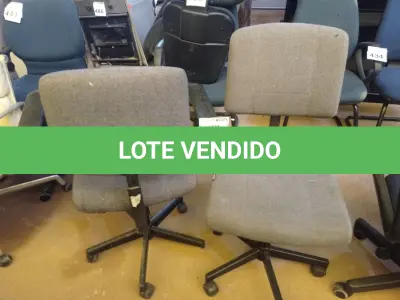 LOTE 435 - 02 CADEIRAS GIRATÓRIAS EM TECIDO NA COR CINZA. (NO ESTADO) ATENÇÃO! FAZER A VISITAÇÃO ANTES DE ARREMATAR, NÃO SABEMOS SE FUNCIONA. LEILÃO NÃO TEM GARANTIA E NEM DEVOLUÇÃO, SUJEITO A POSSÍVEIS AVARIAS VISÍVEIS/OCULTAS E/OU AUSÊNCIA DE COMPONENTES.