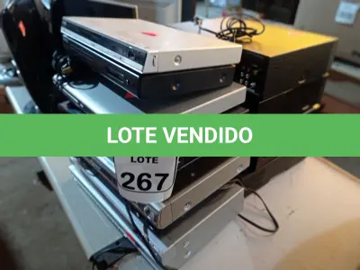 LOTE 267 - 01 LOTE C/VÁRIOS APARELHOS DVD’S E VHS. (NO ESTADO) ATENÇÃO! FAZER A VISITAÇÃO ANTES DE ARREMATAR, NÃO SABEMOS SE FUNCIONA. LEILÃO NÃO TEM GARANTIA E NEM DEVOLUÇÃO, SUJEITO A POSSÍVEIS AVARIAS VISÍVEIS/OCULTAS E/OU AUSÊNCIA DE COMPONENTES.
