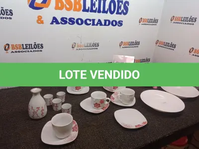 LOTE 469 - 01 JOGO DE 05 XICARAS COM PIRES, 01 KIT DE SAQUÊ, 01 PRATO E UM COFRE NA COR ROSA.  (NO ESTADO) ATENÇÃO! FAZER A VISITAÇÃO ANTES DE ARREMATAR, NÃO SABEMOS SE FUNCIONA. LEILÃO NÃO TEM GARANTIA E NEM DEVOLUÇÃO, SUJEITO A POSSÍVEIS AVARIAS VISÍVEIS/OCULTAS E/OU AUSÊNCIA DE COMPONENTES.