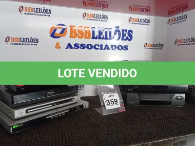 LOTE 359 - 01 VÍDEO CASSETE E VÁRIOS APARELHOS DE DVD MARCAS E MODELOS DIVERSOS. (NO ESTADO) ATENÇÃO! FAZER A VISITAÇÃO ANTES DE ARREMATAR, NÃO SABEMOS SE FUNCIONA. LEILÃO NÃO TEM GARANTIA E NEM DEVOLUÇÃO, SUJEITO A POSSÍVEIS AVARIAS VISÍVEIS/OCULTAS E/OU AUSÊNCIA DE COMPONENTES.