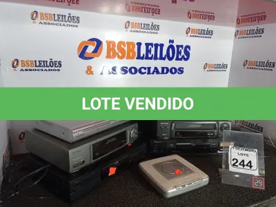 LOTE 244 - 01 LOTE C/VÁRIOS APARELHOS VHS E APARELHOS DVD’S MARCAS E MODELOS DIVERSOS. (NO ESTADO) ATENÇÃO! FAZER A VISITAÇÃO ANTES DE ARREMATAR, NÃO SABEMOS SE FUNCIONA. LEILÃO NÃO TEM GARANTIA E NEM DEVOLUÇÃO, SUJEITO A POSSÍVEIS AVARIAS VISÍVEIS/OCULTAS E/OU AUSÊNCIA DE COMPONENTES.
