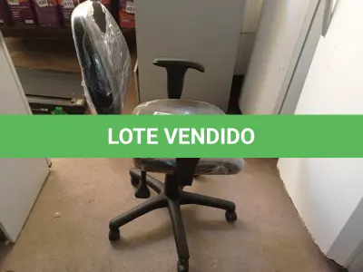 LOTE 466 - 01 CADEIRA GIRATÓRIA NA COR PRETA. (NO ESTADO) ATENÇÃO! FAZER A VISITAÇÃO ANTES DE ARREMATAR, NÃO SABEMOS SE FUNCIONA. LEILÃO NÃO TEM GARANTIA E NEM DEVOLUÇÃO, SUJEITO A POSSÍVEIS AVARIAS VISÍVEIS/OCULTAS E/OU AUSÊNCIA DE COMPONENTES.