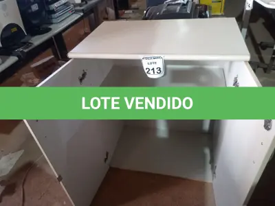 LOTE 213 - 01 ARMÁRIO BAIXO DE 02 PORTAS EM MADEIRA. (NO ESTADO) ATENÇÃO! FAZER A VISITAÇÃO ANTES DE ARREMATAR, NÃO SABEMOS SE FUNCIONA. LEILÃO NÃO TEM GARANTIA E NEM DEVOLUÇÃO, SUJEITO A POSSÍVEIS AVARIAS VISÍVEIS/OCULTAS E/OU AUSÊNCIA DE COMPONENTES.