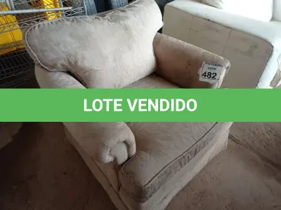 LOTE 482 - 01 POLTRONA EM TECIDO NA COR BEGE. (NO ESTADO) ATENÇÃO! FAZER A VISITAÇÃO ANTES DE ARREMATAR, NÃO SABEMOS SE FUNCIONA. LEILÃO NÃO TEM GARANTIA E NEM DEVOLUÇÃO, SUJEITO A POSSÍVEIS AVARIAS VISÍVEIS/OCULTAS E/OU AUSÊNCIA DE COMPONENTES.