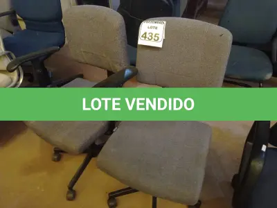 LOTE 435 - 02 CADEIRAS GIRATÓRIAS EM TECIDO NA COR CINZA. (NO ESTADO) ATENÇÃO! FAZER A VISITAÇÃO ANTES DE ARREMATAR, NÃO SABEMOS SE FUNCIONA. LEILÃO NÃO TEM GARANTIA E NEM DEVOLUÇÃO, SUJEITO A POSSÍVEIS AVARIAS VISÍVEIS/OCULTAS E/OU AUSÊNCIA DE COMPONENTES.