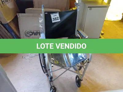 LOTE 382 - 01 CADEIRA DE RODAS. (NO ESTADO) ATENÇÃO! FAZER A VISITAÇÃO ANTES DE ARREMATAR, NÃO SABEMOS SE FUNCIONA. LEILÃO NÃO TEM GARANTIA E NEM DEVOLUÇÃO, SUJEITO A POSSÍVEIS AVARIAS VISÍVEIS/OCULTAS E/OU AUSÊNCIA DE COMPONENTES.