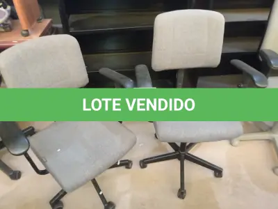 LOTE 421 - 02 CADEIRAS GIRATÓRIAS EM TECIDO NA COR CINZA. (NO ESTADO) ATENÇÃO! FAZER A VISITAÇÃO ANTES DE ARREMATAR, NÃO SABEMOS SE FUNCIONA. LEILÃO NÃO TEM GARANTIA E NEM DEVOLUÇÃO, SUJEITO A POSSÍVEIS AVARIAS VISÍVEIS/OCULTAS E/OU AUSÊNCIA DE COMPONENTES.