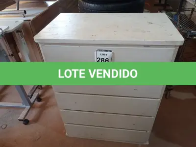 LOTE 286 - 01 CÔMODA NA COR BRANCA 05 GAVETAS. (NO ESTADO) ATENÇÃO! FAZER A VISITAÇÃO ANTES DE ARREMATAR, NÃO SABEMOS SE FUNCIONA. LEILÃO NÃO TEM GARANTIA E NEM DEVOLUÇÃO, SUJEITO A POSSÍVEIS AVARIAS VISÍVEIS/OCULTAS E/OU AUSÊNCIA DE COMPONENTES.