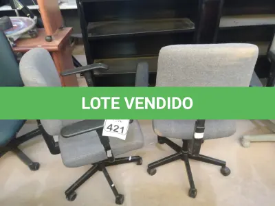 LOTE 421 - 02 CADEIRAS GIRATÓRIAS EM TECIDO NA COR CINZA. (NO ESTADO) ATENÇÃO! FAZER A VISITAÇÃO ANTES DE ARREMATAR, NÃO SABEMOS SE FUNCIONA. LEILÃO NÃO TEM GARANTIA E NEM DEVOLUÇÃO, SUJEITO A POSSÍVEIS AVARIAS VISÍVEIS/OCULTAS E/OU AUSÊNCIA DE COMPONENTES.