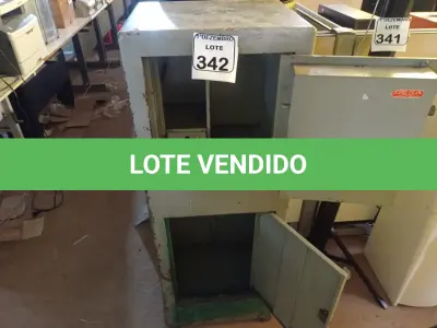 LOTE 342 - 01 COFRE C/DUAS PORTAS. (NO ESTADO) ATENÇÃO! FAZER A VISITAÇÃO ANTES DE ARREMATAR, NÃO SABEMOS SE FUNCIONA. LEILÃO NÃO TEM GARANTIA E NEM DEVOLUÇÃO, SUJEITO A POSSÍVEIS AVARIAS VISÍVEIS/OCULTAS E/OU AUSÊNCIA DE COMPONENTES.