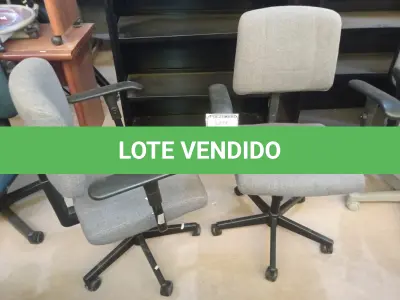 LOTE 421 - 02 CADEIRAS GIRATÓRIAS EM TECIDO NA COR CINZA. (NO ESTADO) ATENÇÃO! FAZER A VISITAÇÃO ANTES DE ARREMATAR, NÃO SABEMOS SE FUNCIONA. LEILÃO NÃO TEM GARANTIA E NEM DEVOLUÇÃO, SUJEITO A POSSÍVEIS AVARIAS VISÍVEIS/OCULTAS E/OU AUSÊNCIA DE COMPONENTES.