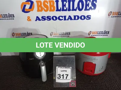 LOTE 317 - 01 AIR FRYER MARCA MALORI E 01 PANELA ELÉTRICA. (NO ESTADO) ATENÇÃO! FAZER A VISITAÇÃO ANTES DE ARREMATAR, NÃO SABEMOS SE FUNCIONA. LEILÃO NÃO TEM GARANTIA E NEM DEVOLUÇÃO, SUJEITO A POSSÍVEIS AVARIAS VISÍVEIS/OCULTAS E/OU AUSÊNCIA DE COMPONENTES.