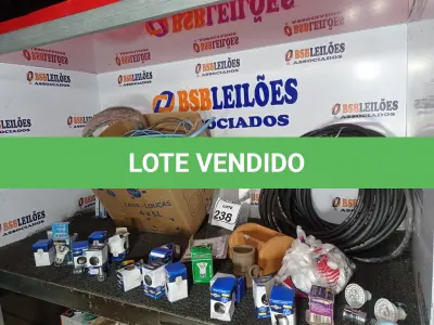 LOTE 238 - 01 LOTE C/VÁRIAS LÂMPADAS, FIOS E MANGUEIRAS DE COMPRESSÃO. (NO ESTADO) ATENÇÃO! FAZER A VISITAÇÃO ANTES DE ARREMATAR, NÃO SABEMOS SE FUNCIONA. LEILÃO NÃO TEM GARANTIA E NEM DEVOLUÇÃO, SUJEITO A POSSÍVEIS AVARIAS VISÍVEIS/OCULTAS E/OU AUSÊNCIA DE COMPONENTES.