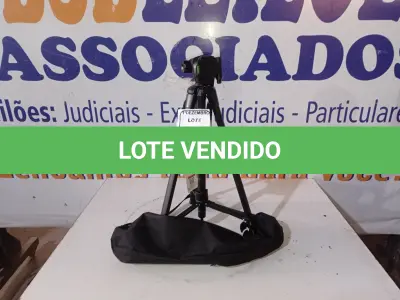 LOTE 425 - 01 TRIPÉ P/CÂMERA MARCA TOMATE(NOVO). (NO ESTADO) ATENÇÃO! FAZER A VISITAÇÃO ANTES DE ARREMATAR, NÃO SABEMOS SE FUNCIONA. LEILÃO NÃO TEM GARANTIA E NEM DEVOLUÇÃO, SUJEITO A POSSÍVEIS AVARIAS VISÍVEIS/OCULTAS E/OU AUSÊNCIA DE COMPONENTES.