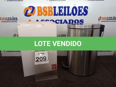 LOTE 209 - 01 LIXEIRA EM INOX COM PEDAL 12L MARCA MOOD. (NO ESTADO) ATENÇÃO! FAZER A VISITAÇÃO ANTES DE ARREMATAR, NÃO SABEMOS SE FUNCIONA. LEILÃO NÃO TEM GARANTIA E NEM DEVOLUÇÃO, SUJEITO A POSSÍVEIS AVARIAS VISÍVEIS/OCULTAS E/OU AUSÊNCIA DE COMPONENTES.