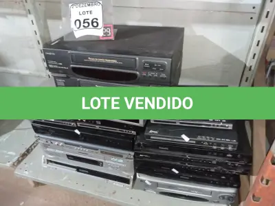 LOTE 056 - 04 VÍDEOS CASSETES E VÁRIOS APARELHOS DE DVD MARCAS E MODELOS DIVERSOS. (NO ESTADO) ATENÇÃO! FAZER A VISITAÇÃO ANTES DE ARREMATAR, NÃO SABEMOS SE FUNCIONA. LEILÃO NÃO TEM GARANTIA E NEM DEVOLUÇÃO, SUJEITO A POSSÍVEIS AVARIAS VISÍVEIS/OCULTAS E/OU AUSÊNCIA DE COMPONENTES.