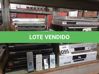 LOTE 095 - 01 VÍDEO CASSETE, 01 TOCA CDS E VÁRIOS APARELHOS DE DVD MARCAS E MODELOS DIVERSOS. (NO ESTADO) ATENÇÃO! FAZER A VISITAÇÃO ANTES DE ARREMATAR, NÃO SABEMOS SE FUNCIONA. LEILÃO NÃO TEM GARANTIA E NEM DEVOLUÇÃO, SUJEITO A POSSÍVEIS AVARIAS VISÍVEIS/OCULTAS E/OU AUSÊNCIA DE COMPONENTES.