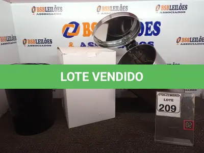 LOTE 209 - 01 LIXEIRA EM INOX COM PEDAL 12L MARCA MOOD. (NO ESTADO) ATENÇÃO! FAZER A VISITAÇÃO ANTES DE ARREMATAR, NÃO SABEMOS SE FUNCIONA. LEILÃO NÃO TEM GARANTIA E NEM DEVOLUÇÃO, SUJEITO A POSSÍVEIS AVARIAS VISÍVEIS/OCULTAS E/OU AUSÊNCIA DE COMPONENTES.