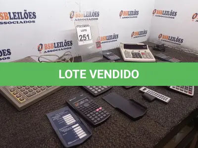 LOTE 251 - 01 LOTE C/VÁRIAS CALCULADORAS MARCAS E MODELOS DIVERSOS. (NO ESTADO) ATENÇÃO! FAZER A VISITAÇÃO ANTES DE ARREMATAR, NÃO SABEMOS SE FUNCIONA. LEILÃO NÃO TEM GARANTIA E NEM DEVOLUÇÃO, SUJEITO A POSSÍVEIS AVARIAS VISÍVEIS/OCULTAS E/OU AUSÊNCIA DE COMPONENTES.