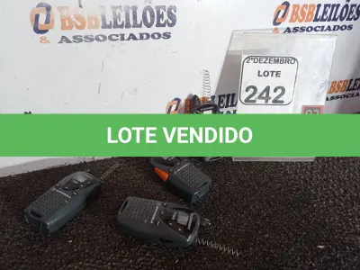 LOTE 242 - 04 RÁDIOS COMUNICADORES MARCA MOTOROLA C/AVARIAS. (NO ESTADO) ATENÇÃO! FAZER A VISITAÇÃO ANTES DE ARREMATAR, NÃO SABEMOS SE FUNCIONA. LEILÃO NÃO TEM GARANTIA E NEM DEVOLUÇÃO, SUJEITO A POSSÍVEIS AVARIAS VISÍVEIS/OCULTAS E/OU AUSÊNCIA DE COMPONENTES.