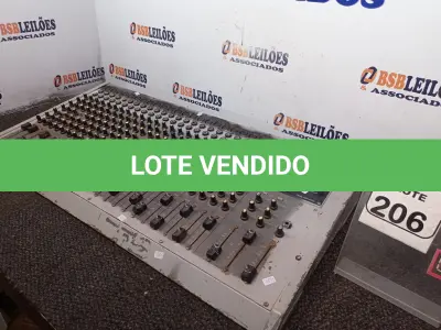 LOTE 206 - 01 MESA DE SOM MARCA SAMICK MODELOS SM-242. (NO ESTADO) ATENÇÃO! FAZER A VISITAÇÃO ANTES DE ARREMATAR, NÃO SABEMOS SE FUNCIONA. LEILÃO NÃO TEM GARANTIA E NEM DEVOLUÇÃO, SUJEITO A POSSÍVEIS AVARIAS VISÍVEIS/OCULTAS E/OU AUSÊNCIA DE COMPONENTES.
