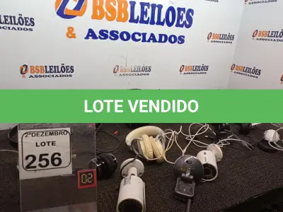 LOTE 256 - 01 LOTE C/VÁRIAS CÂMERAS DE SEGURANÇA E FONES DE OUVIDOS. (NO ESTADO) ATENÇÃO! FAZER A VISITAÇÃO ANTES DE ARREMATAR, NÃO SABEMOS SE FUNCIONA. LEILÃO NÃO TEM GARANTIA E NEM DEVOLUÇÃO, SUJEITO A POSSÍVEIS AVARIAS VISÍVEIS/OCULTAS E/OU AUSÊNCIA DE COMPONENTES.
