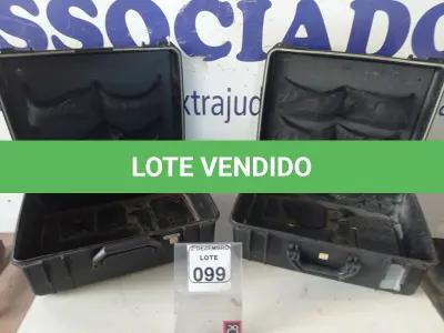 LOTE 099 - 02 MALETAS. (NO ESTADO) ATENÇÃO! FAZER A VISITAÇÃO ANTES DE ARREMATAR, NÃO SABEMOS SE FUNCIONA. LEILÃO NÃO TEM GARANTIA E NEM DEVOLUÇÃO, SUJEITO A POSSÍVEIS AVARIAS VISÍVEIS/OCULTAS E/OU AUSÊNCIA DE COMPONENTES.