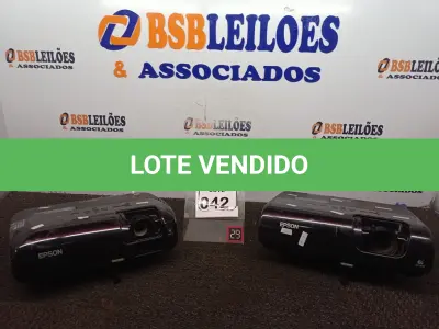 LOTE 042 - 02 PROJETORES MULTIMÍDIA MARCA EPSON P/RETIRADA DE PEÇAS. (NO ESTADO) ATENÇÃO! FAZER A VISITAÇÃO ANTES DE ARREMATAR, NÃO SABEMOS SE FUNCIONA. LEILÃO NÃO TEM GARANTIA E NEM DEVOLUÇÃO, SUJEITO A POSSÍVEIS AVARIAS VISÍVEIS/OCULTAS E/OU AUSÊNCIA DE COMPONENTES.