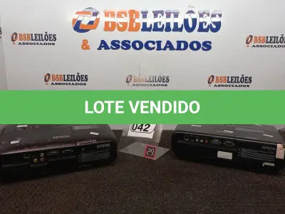LOTE 042 - 02 PROJETORES MULTIMÍDIA MARCA EPSON P/RETIRADA DE PEÇAS. (NO ESTADO) ATENÇÃO! FAZER A VISITAÇÃO ANTES DE ARREMATAR, NÃO SABEMOS SE FUNCIONA. LEILÃO NÃO TEM GARANTIA E NEM DEVOLUÇÃO, SUJEITO A POSSÍVEIS AVARIAS VISÍVEIS/OCULTAS E/OU AUSÊNCIA DE COMPONENTES.