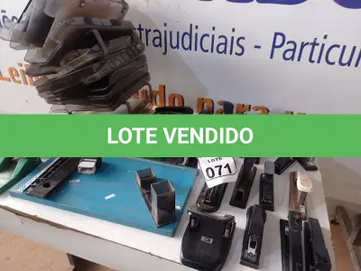 LOTE 071 - 01 LOTE C/VÁRIOS GRAMPEADORES E MATERIAIS DE ESCRITÓRIO DIVERSOS. (NO ESTADO) ATENÇÃO! FAZER A VISITAÇÃO ANTES DE ARREMATAR, NÃO SABEMOS SE FUNCIONA. LEILÃO NÃO TEM GARANTIA E NEM DEVOLUÇÃO, SUJEITO A POSSÍVEIS AVARIAS VISÍVEIS/OCULTAS E/OU AUSÊNCIA DE COMPONENTES.