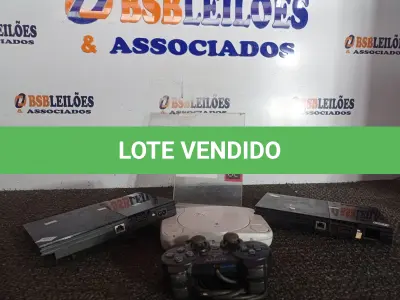 LOTE 236 - 01 VÍDEO GAME PS1 E 02 VÍDEO GAMES PS2 C/UM CONTROLE. (NO ESTADO) ATENÇÃO! FAZER A VISITAÇÃO ANTES DE ARREMATAR, NÃO SABEMOS SE FUNCIONA. LEILÃO NÃO TEM GARANTIA E NEM DEVOLUÇÃO, SUJEITO A POSSÍVEIS AVARIAS VISÍVEIS/OCULTAS E/OU AUSÊNCIA DE COMPONENTES.
