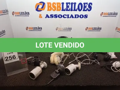 LOTE 256 - 01 LOTE C/VÁRIAS CÂMERAS DE SEGURANÇA E FONES DE OUVIDOS. (NO ESTADO) ATENÇÃO! FAZER A VISITAÇÃO ANTES DE ARREMATAR, NÃO SABEMOS SE FUNCIONA. LEILÃO NÃO TEM GARANTIA E NEM DEVOLUÇÃO, SUJEITO A POSSÍVEIS AVARIAS VISÍVEIS/OCULTAS E/OU AUSÊNCIA DE COMPONENTES.