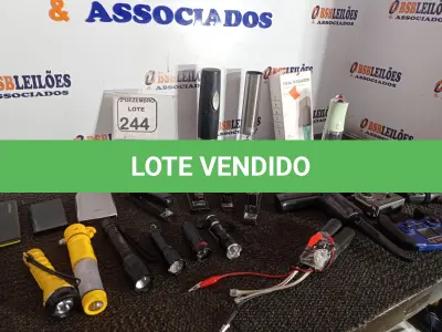 LOTE 244 - 01 LOTE C/VÁRIOS GRAMPEADORES, 02 ABRIDORES DIGITAIS DE VINHO, BATERIAS PORTÁTEIS E ELETRÔNICOS DIVERSOS. (NO ESTADO) ATENÇÃO! FAZER A VISITAÇÃO ANTES DE ARREMATAR, NÃO SABEMOS SE FUNCIONA. LEILÃO NÃO TEM GARANTIA E NEM DEVOLUÇÃO, SUJEITO A POSSÍVEIS AVARIAS VISÍVEIS/OCULTAS E/OU AUSÊNCIA DE COMPONENTES.