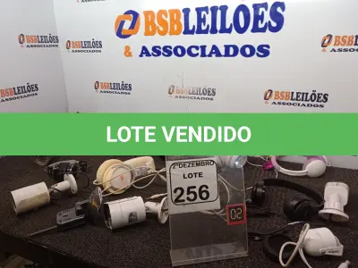 LOTE 256 - 01 LOTE C/VÁRIAS CÂMERAS DE SEGURANÇA E FONES DE OUVIDOS. (NO ESTADO) ATENÇÃO! FAZER A VISITAÇÃO ANTES DE ARREMATAR, NÃO SABEMOS SE FUNCIONA. LEILÃO NÃO TEM GARANTIA E NEM DEVOLUÇÃO, SUJEITO A POSSÍVEIS AVARIAS VISÍVEIS/OCULTAS E/OU AUSÊNCIA DE COMPONENTES.