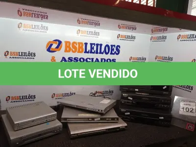 LOTE 102 - 04 APARELHOS DE VÍDEO CASSETE E VÁRIOS APARELHOS DE DVD MARCAS E MODELOS DIVERSOS. (NO ESTADO) ATENÇÃO! FAZER A VISITAÇÃO ANTES DE ARREMATAR, NÃO SABEMOS SE FUNCIONA. LEILÃO NÃO TEM GARANTIA E NEM DEVOLUÇÃO, SUJEITO A POSSÍVEIS AVARIAS VISÍVEIS/OCULTAS E/OU AUSÊNCIA DE COMPONENTES.