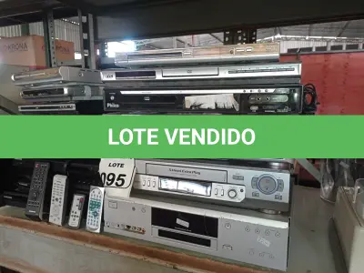 LOTE 095 - 01 VÍDEO CASSETE, 01 TOCA CDS E VÁRIOS APARELHOS DE DVD MARCAS E MODELOS DIVERSOS. (NO ESTADO) ATENÇÃO! FAZER A VISITAÇÃO ANTES DE ARREMATAR, NÃO SABEMOS SE FUNCIONA. LEILÃO NÃO TEM GARANTIA E NEM DEVOLUÇÃO, SUJEITO A POSSÍVEIS AVARIAS VISÍVEIS/OCULTAS E/OU AUSÊNCIA DE COMPONENTES.