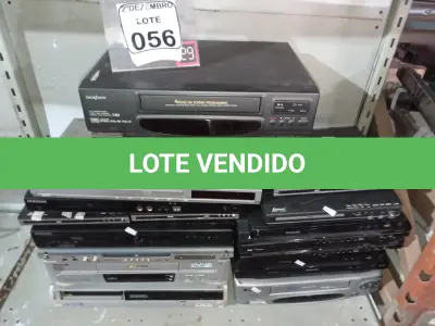 LOTE 056 - 04 VÍDEOS CASSETES E VÁRIOS APARELHOS DE DVD MARCAS E MODELOS DIVERSOS. (NO ESTADO) ATENÇÃO! FAZER A VISITAÇÃO ANTES DE ARREMATAR, NÃO SABEMOS SE FUNCIONA. LEILÃO NÃO TEM GARANTIA E NEM DEVOLUÇÃO, SUJEITO A POSSÍVEIS AVARIAS VISÍVEIS/OCULTAS E/OU AUSÊNCIA DE COMPONENTES.