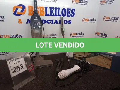 LOTE 253 - 01 ESCOVA ELETRICA, 01 CHAPINHA E 01 ASPIRADOR DE PÓ PORTÁTIL MARCAS E MODELOS DIVERSOS. (NO ESTADO) ATENÇÃO! FAZER A VISITAÇÃO ANTES DE ARREMATAR, NÃO SABEMOS SE FUNCIONA. LEILÃO NÃO TEM GARANTIA E NEM DEVOLUÇÃO, SUJEITO A POSSÍVEIS AVARIAS VISÍVEIS/OCULTAS E/OU AUSÊNCIA DE COMPONENTES.