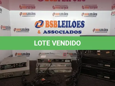 LOTE 102 - 04 APARELHOS DE VÍDEO CASSETE E VÁRIOS APARELHOS DE DVD MARCAS E MODELOS DIVERSOS. (NO ESTADO) ATENÇÃO! FAZER A VISITAÇÃO ANTES DE ARREMATAR, NÃO SABEMOS SE FUNCIONA. LEILÃO NÃO TEM GARANTIA E NEM DEVOLUÇÃO, SUJEITO A POSSÍVEIS AVARIAS VISÍVEIS/OCULTAS E/OU AUSÊNCIA DE COMPONENTES.